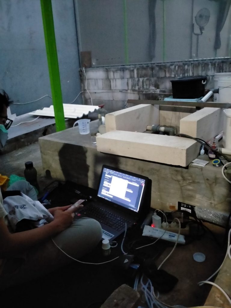 mahasiswa praktek sistem otomasi hidroponik